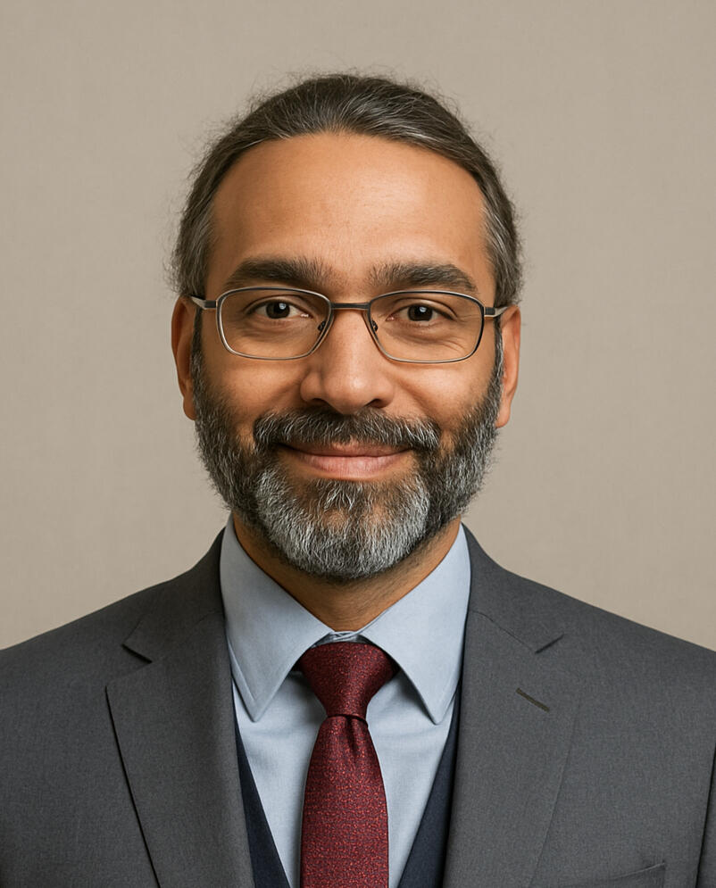 Portrait of Neelesh Kossambi, your personal confidante and advisor for business founders and leaders seeking clarity in tough moments.